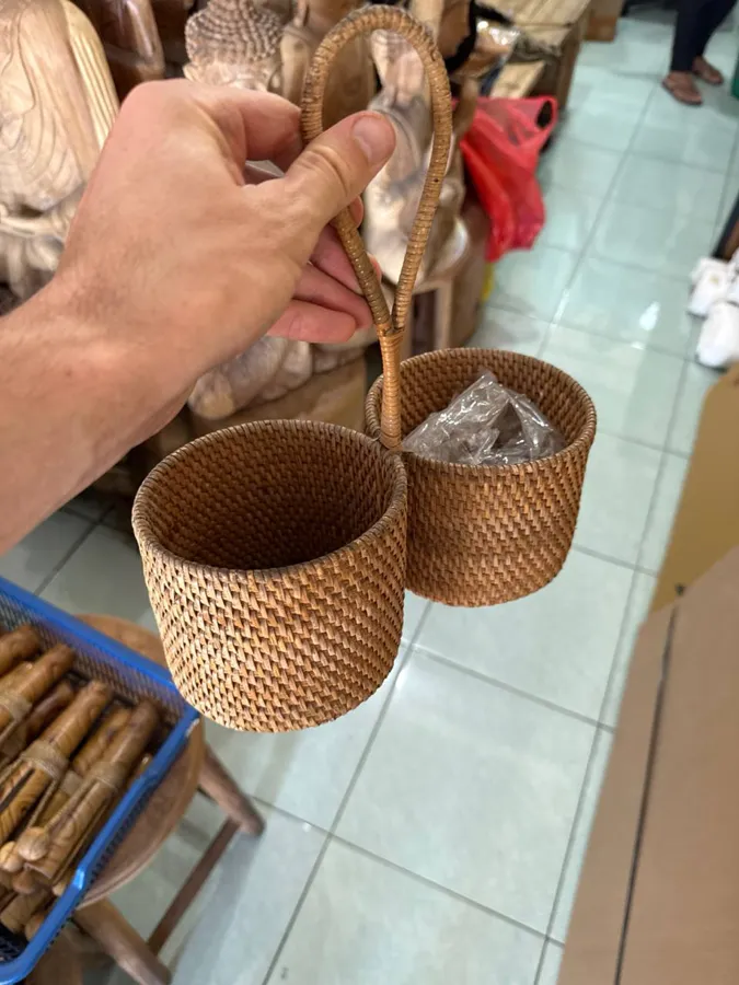 корзина-подставка из ротанга — два круглых отделения и ручка-петля (под бутылки или столовые приборы)